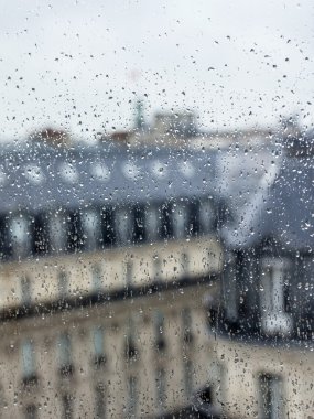 27 Ağustos 2015 tarihinde, Paris, Fransa. Yağmurlu hava şehirde penceresinde bir görünüm. Paris ıslak bir yağmur, bir yağmur damlası camına çatılar