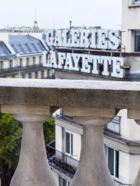 27 Ağustos 2015 tarihinde, Paris, Fransa. Yağmurlu hava şehirde bir görünüm ile güzel bir muhafaza bir balkon. Paris ıslak bir yağmur çatılar