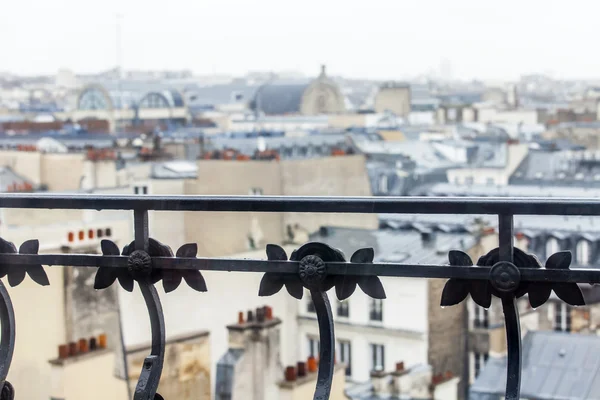 Париж, Франция, 27 августа 2015 г. Вид с балкона с красивой защитой на город в дождливую погоду. Парижские крыши, мокрые от дождя — стоковое фото