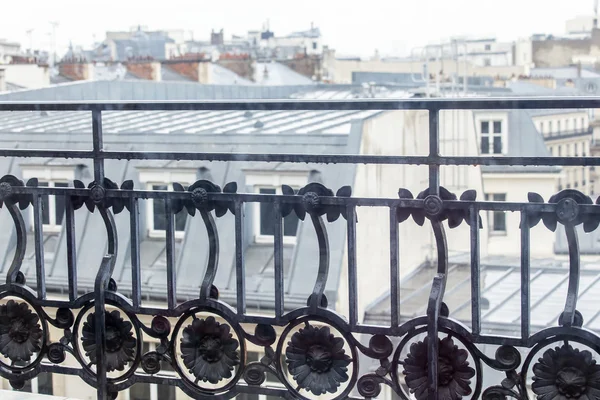 PARIS, FRANÇA, em 27 de agosto de 2015. Uma vista de uma varanda com uma bela proteção sobre a cidade em tempo chuvoso. Telhados de Paris molhados de uma chuva — Fotografia de Stock