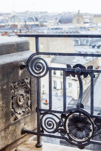 Parijs, Frankrijk, op 27 augustus 2015. Een weergave van een balkon met een mooi bescherming op de stad in regenachtig weer. Daken van Parijs natte uit een regen — Stockfoto
