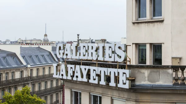 Paris, france, am 27. august 2015. ein blick von einem balkon mit einem schönen schutz auf die stadt bei regnerischem wetter. Dächer von Paris nass vom Regen — Stockfoto