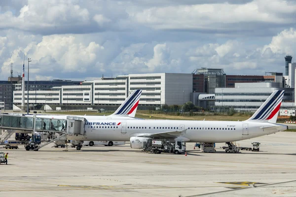 PARIS, FRANCE - on SEPTEMBER 1, 2015. International airport Charles de Gaulle. Land service of the plane at the airport — Stock Photo, Image