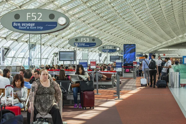 Paris, Frankrike - den 1 September 2015. Den internationella flygplatsen Charles de Gaulle, passagerare i en hall med en avgång förvänta ombordstigning — Stockfoto