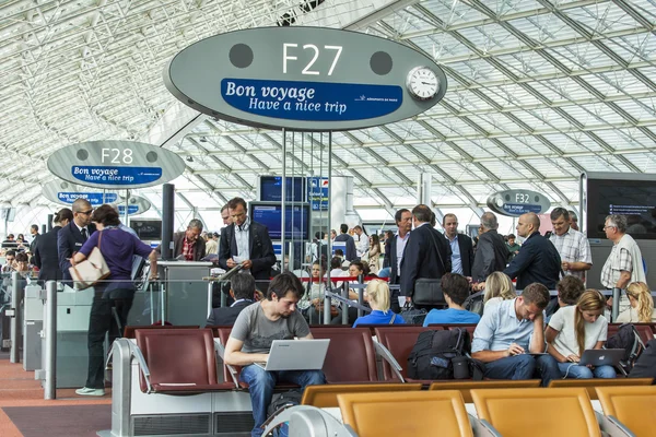 PARÍS, FRANCIA - 1 de septiembre de 2015. El aeropuerto internacional Charles de Gaulle, los pasajeros en la sala de la partida esperan el embarque — Foto de Stock
