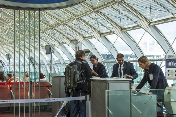 Paris, Frankrike - den 1 September 2015. Den internationella flygplatsen Charles de Gaulle, passagerare i en hall med en avgång förvänta ombordstigning — Stockfoto