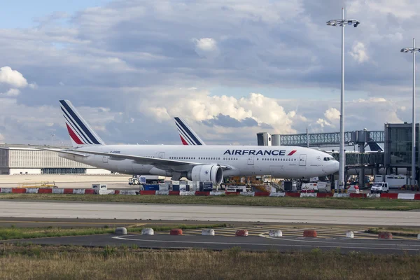 Paris, france - am 1. september 2015. internationaler flughafen charles de gaulle. Landservice des Flugzeugs auf dem Flughafen — Stockfoto