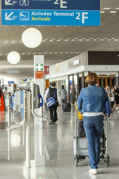 Paris, Frankrijk - op 1 September 2015. De internationale luchthaven Charles de Gaulle, passagiers in een hal van een vertrek verwachten instappen — Stockfoto