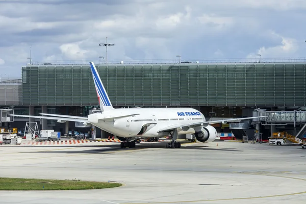PARIS, FRANCE - on SEPTEMBER 1, 2015. International airport Charles de Gaulle. Land service of the plane at the airport — Stock Photo, Image