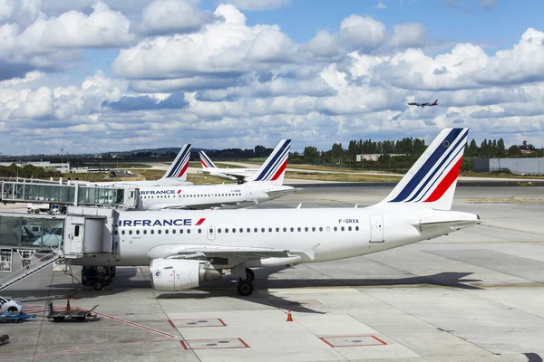 Paris, france - am 1. september 2015. internationaler flughafen charles de gaulle. Landservice des Flugzeugs auf dem Flughafen — Stockfoto