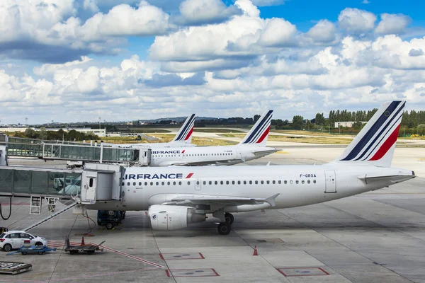 パリ, フランス - 2015 年 9 月 1 日に。シャルル ・ ド ・ ゴール国際空港です。空港で飛行機の土地サービス — ストック写真