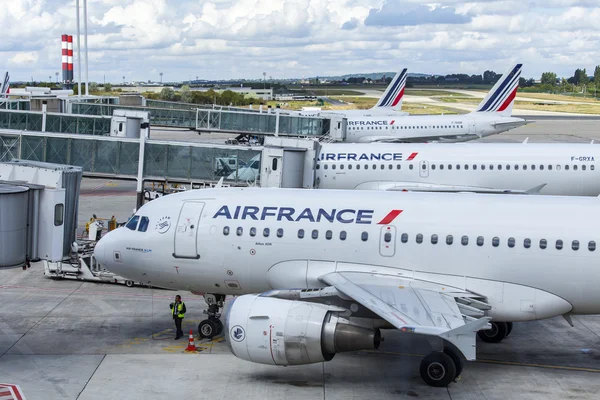 パリ, フランス - 2015 年 9 月 1 日に。シャルル ・ ド ・ ゴール国際空港です。空港で飛行機の土地サービス — ストック写真
