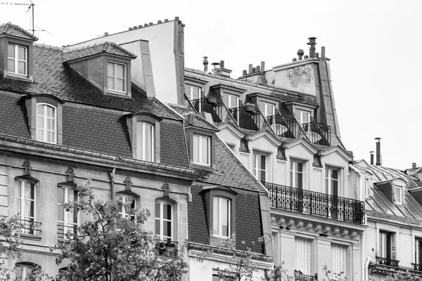 PARIS, FRANÇA, em 26 de agosto de 2015. Um fragmento de um complexo arquitetônico da praça em frente ao centro Georges Pompidou em tempo chuvoso — Fotografia de Stock