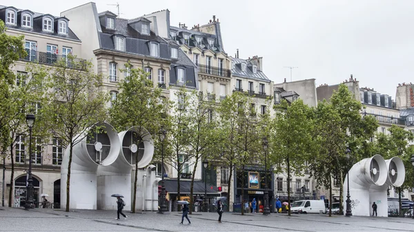 パリ、フランス、2015 年 8 月 26 日に。雨の天候でポンピドー前の広場のビュー — ストック写真