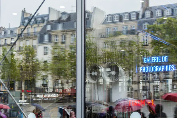 Paris, Frankreich, am 26. August 2015. Reflexion in einem Schaufenster des Platzes vor dem Zentrum Georges Pompidou bei regnerischem Wetter — Stockfoto