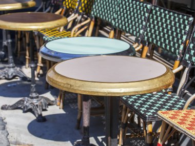 29 Ağustos 2015 tarihinde, Paris, Fransa. Güzel yaz Cafe şehrin sokak üzerinde