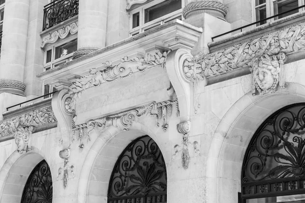 PARIS, FRANCE, on AUGUST 29, 2015. A fragment of a typical facade of the building in historical part of the city — Stock Photo, Image