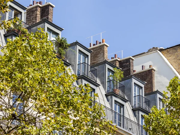 París, Francia, 29 de agosto de 2015. Un fragmento de una fachada típica del edificio en la parte histórica de la ciudad — Foto de Stock