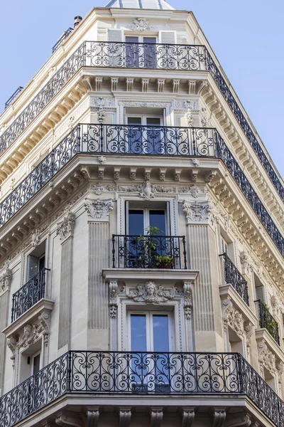 PARIS, FRANÇA, em 29 de agosto de 2015. Um fragmento de uma fachada típica do edifício na parte histórica da cidade — Fotografia de Stock