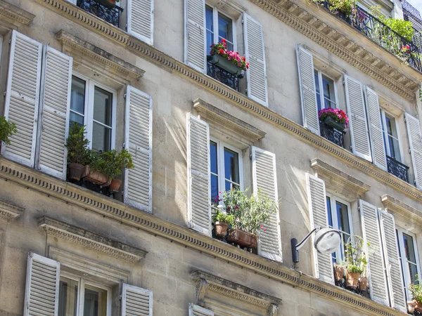 Paris, paris, france, am 26. August 2015. ein Fragment einer typischen Fassade im historischen Teil der Stadt — Stockfoto