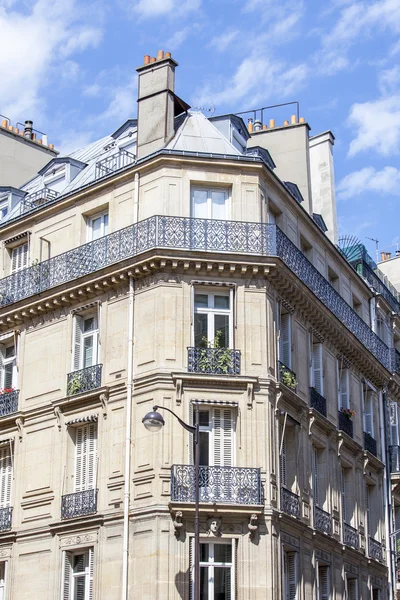 Paris, Paris, Frankrijk, op 26 augustus 2015. Een fragment van een typische gevel in historische deel van de stad — Stockfoto