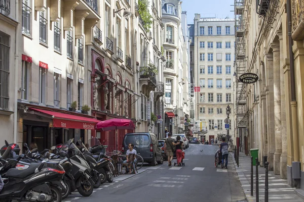 Parijs, Frankrijk, op 28 augustus 2015. Stedelijke weergave. Typisch Parijse straat in de zonnige dag. — Stockfoto