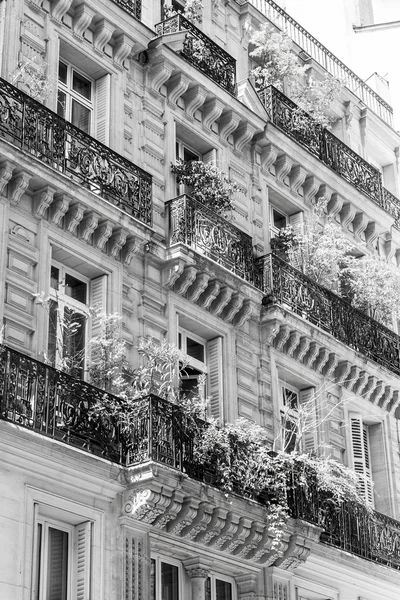 パリ、パリ、フランス、2015 年 8 月 26 日です。都市の歴史的部分で典型的なファサードのフラグメント — ストック写真