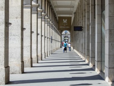 Paris, Fransa, 28 Temmuz 2015 tarihinde. Tipik binaların mimari detaylar