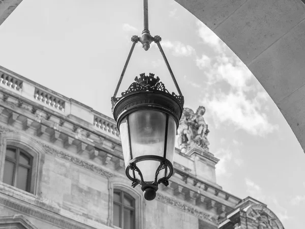 Paříž, Francie, na 26 srpna 2015. Fragment typické architektury v historické části města. Starý pouličního osvětlení. — Stock fotografie