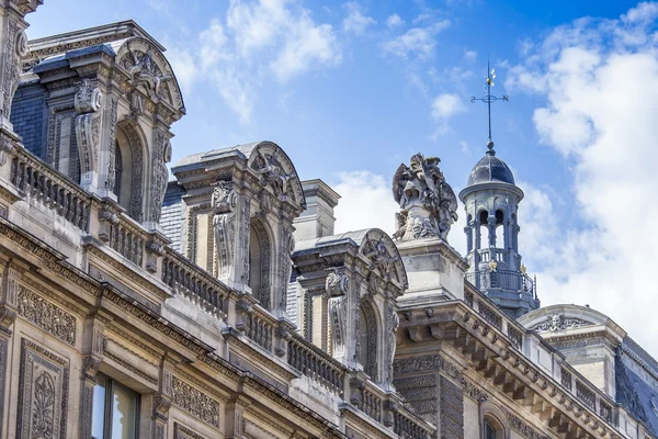 パリ、フランス、2015 年 8 月 27 日に。ルーヴル宮殿のファサードの一つの建築のフラグメント — ストック写真