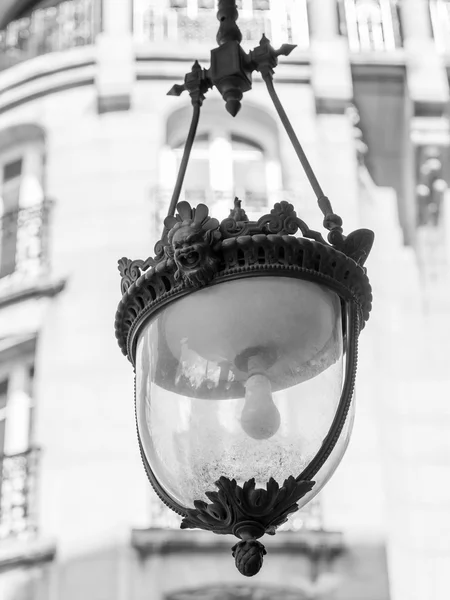 Paris, Frankrike, den 26 augusti 2015. Ett fragment av en typisk arkitektonisk i historiska delen av staden. Gamla lyktstolpe. — Stockfoto