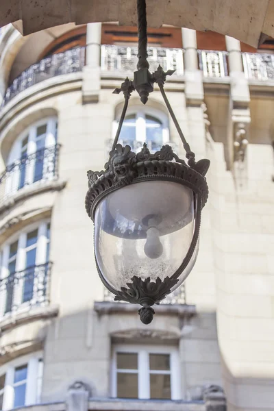 Paris, Frankrike, den 26 augusti 2015. Ett fragment av en typisk arkitektonisk i historiska delen av staden. Gamla lyktstolpe. — Stockfoto