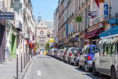 26 Ağustos 2015 tarihinde, Paris, Fransa. Tipik şehir yaz güneş sabah sokak. İnsanlar üzerinde otobüs durağı stand