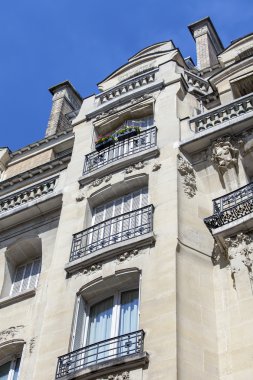 Paris, Paris, Fransa, 26 Ağustos 2015 tarihinde. Şehrin tarihi kesiminde tipik bir cephe bir parçası