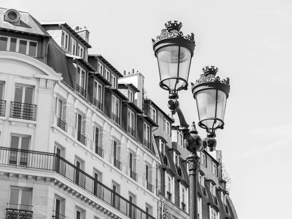 Párizs, Franciaország, a augusztus 26., 2015. A jellegzetes homlokzat, a város történelmi részén egy töredéke. Régi streetlight. — Stock Fotó