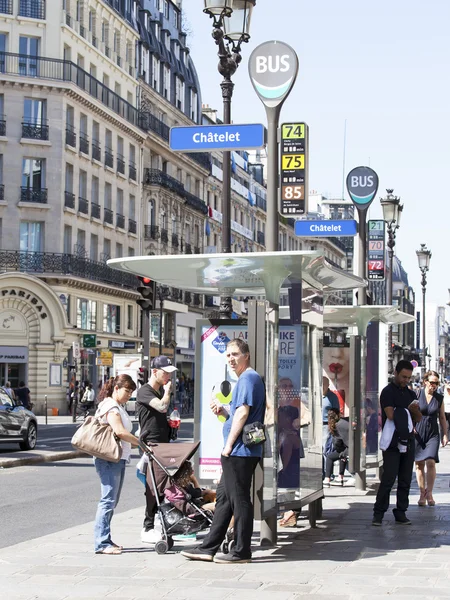 PARIS, FRANCE, on AUGUST 26, 2015. Typical city street in the summer solar morning. People stand on the bus-stop — Stock Photo, Image