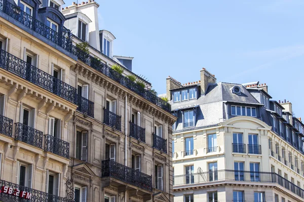 Paris, Párizs, Franciaország, augusztus 26., 2015. A jellegzetes homlokzat, a város történelmi részén egy töredéke — Stock Fotó