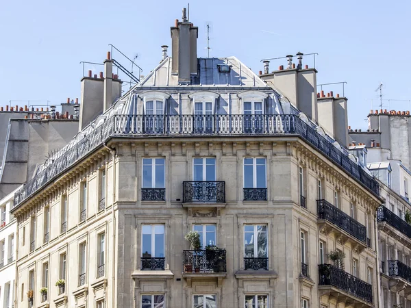 stock image PARIS, PARIS, FRANCE, on AUGUST 26, 2015. A fragment of a typical facade in historical part of the city