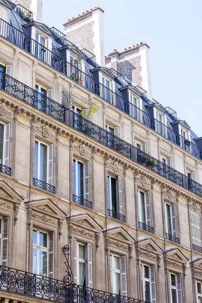 パリ、パリ、フランス、2015 年 8 月 26 日です。都市の歴史的部分で典型的なファサードのフラグメント — ストック写真