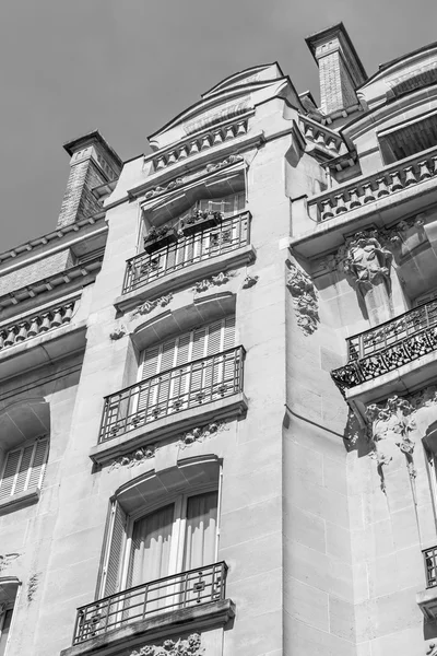 PARIS, PARIS, FRANÇA, em 26 de agosto de 2015. Um fragmento de uma fachada típica na parte histórica da cidade — Fotografia de Stock