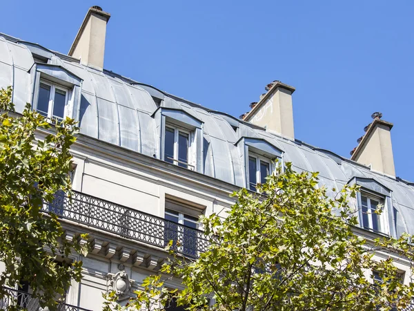 PARIS, FRANCE, le 26 août 2015. Fragment d'une façade typique dans la partie historique de la ville — Photo