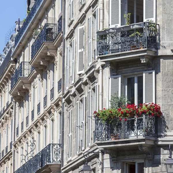 パリ、フランス、2015 年 8 月 26 日に。都市の歴史的部分で典型的なファサードのフラグメント — ストック写真
