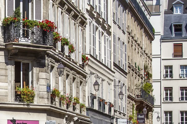 PARIS, FRANCE, le 26 août 2015. Fragment d'une façade typique dans la partie historique de la ville — Photo