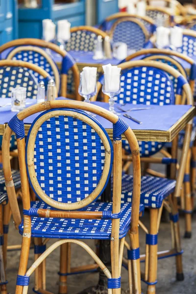 PARIS, FRANCE, on AUGUST 26, 2015. Picturesque summer cafe on the city street, blue wattled chairs — Stok fotoğraf