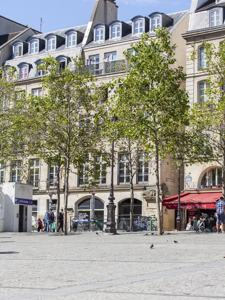 PARIS, FRANCE, on AUGUST 26, 2015. A fragment of an architectural complex of the square in front of the Centre Georges Pompidou — Stock Photo, Image