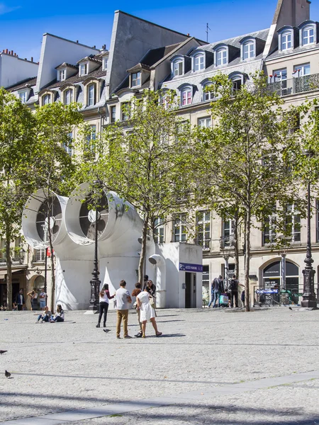 PARIS, FRANCE, on AUGUST 26, 2015. A fragment of an architectural complex of the square in front of the Centre Georges Pompidou — Stock Photo, Image