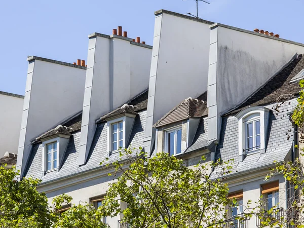 PARÍS, FRANCIA, 28 de septiembre de 2015. Arquitectura típica de una fachada del edificio — Foto de Stock