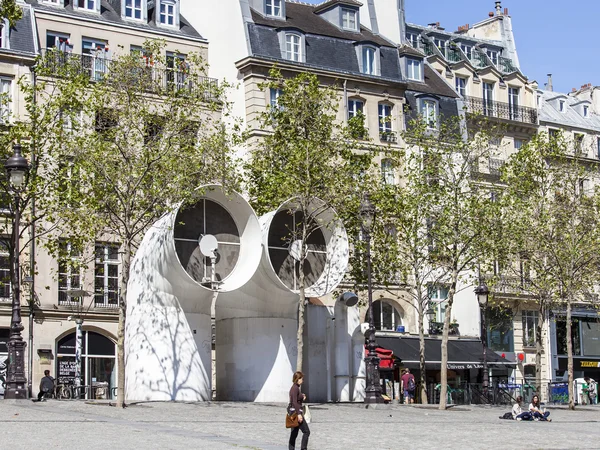 PARIS, FRANCE, le 26 août 2015. Fragment d'un complexe architectural de la place devant le Centre Georges Pompidou — Photo