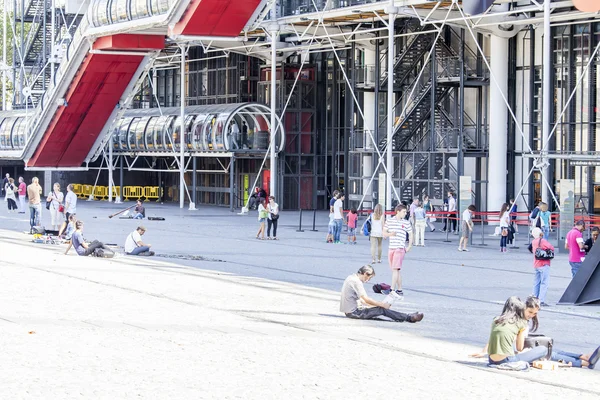 Paris, Frankrike, den 26 augusti 2015. Ett fragment av en arkitektoniskt komplex av torget framför Centre Georges Pompidou — Stockfoto