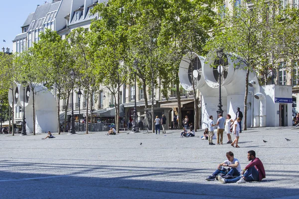 PARIS, FRANCE, on AUGUST 26, 2015. A fragment of an architectural complex of the square in front of the Centre Georges Pompidou — Stock Photo, Image